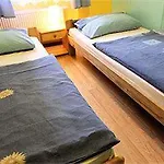 Old Town Luxe Retreat - King Bed - Steps To Main Square