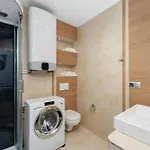 Old Town Luxe Retreat - King Bed - Steps To Main Square *