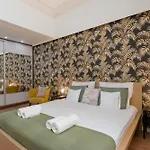 Old Town Luxe Retreat - King Bed - Steps To Main Square