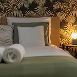 Old Town Luxe Retreat - King Bed - Steps To Main Square *