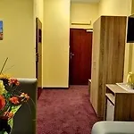 Old Town Luxe Retreat - King Bed - Steps To Main Square *