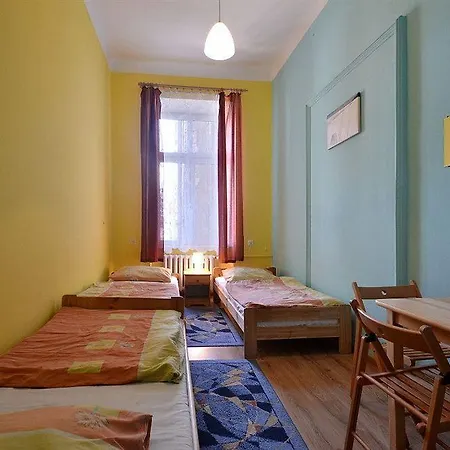 Old Town Luxe Retreat - King Bed - Steps To Main Square Apartamento