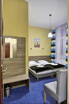 Old Town Luxe Retreat - King Bed - Steps To Main Square 公寓 *
