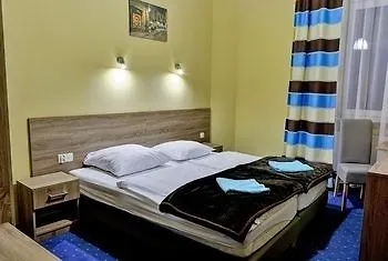 Old Town Luxe Retreat - King Bed - Steps To Main Square 公寓 *