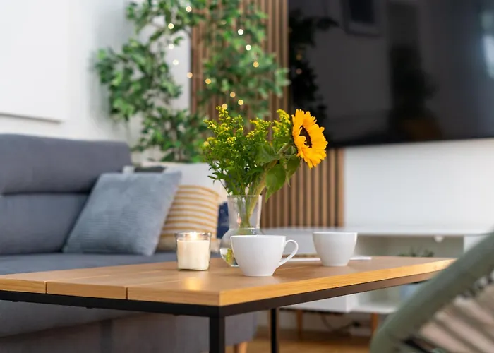 Old Town Luxe Retreat - King Bed - Steps To Main Square