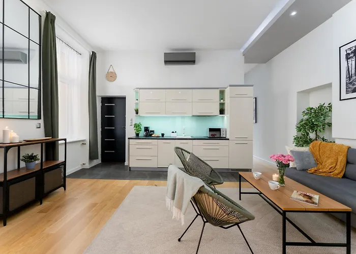 Old Town Luxe Retreat - King Bed - Steps To Main Square شقة كراكوفيا