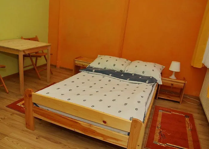 شقة Old Town Luxe Retreat - King Bed - Steps To Main Square