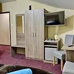 Old Town Luxe Retreat - King Bed - Steps To Main Square Apartman