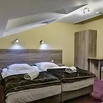 Apartman Old Town Luxe Retreat - King Bed - Steps To Main Square