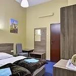 Old Town Luxe Retreat - King Bed - Steps To Main Square Apartman