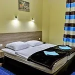 Old Town Luxe Retreat - King Bed - Steps To Main Square Apartman *