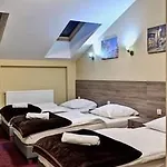 Old Town Luxe Retreat - King Bed - Steps To Main Square Apartman