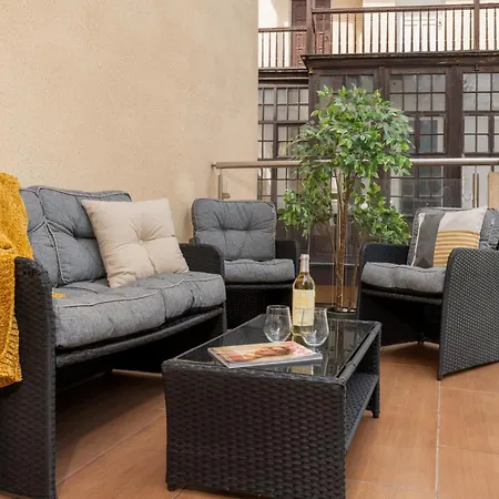 Old Town Luxe Retreat - King Bed - Steps To Main Square Appartement *