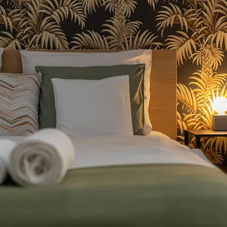 Old Town Luxe Retreat - King Bed - Steps To Main Square *