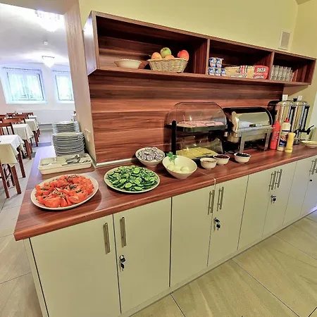 Old Town Luxe Retreat - King Bed - Steps To Main Square Appartement