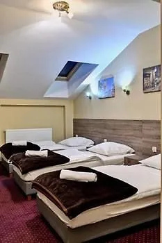 Old Town Luxe Retreat - King Bed - Steps To Main Square Апартаменты
