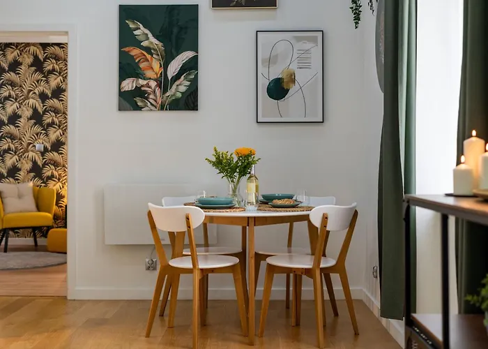 Old Town Luxe Retreat - King Bed - Steps To Main Square