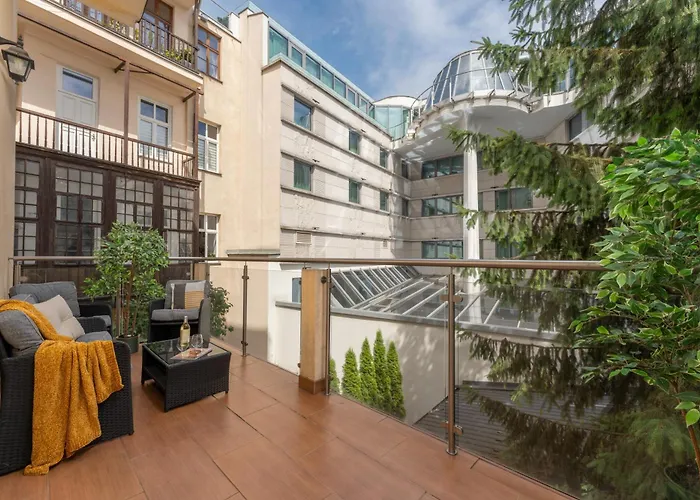 Old Town Luxe Retreat - King Bed - Steps To Main Square Apartman