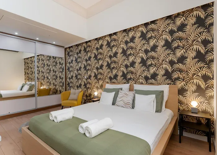 Old Town Luxe Retreat - King Bed - Steps To Main Square