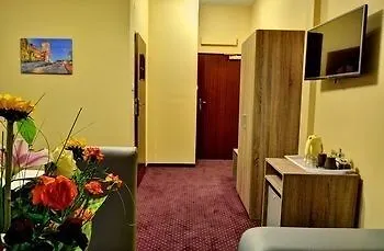 Old Town Luxe Retreat - King Bed - Steps To Main Square *