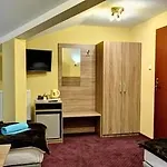 Old Town Luxe Retreat - King Bed - Steps To Main Square Lägenhet