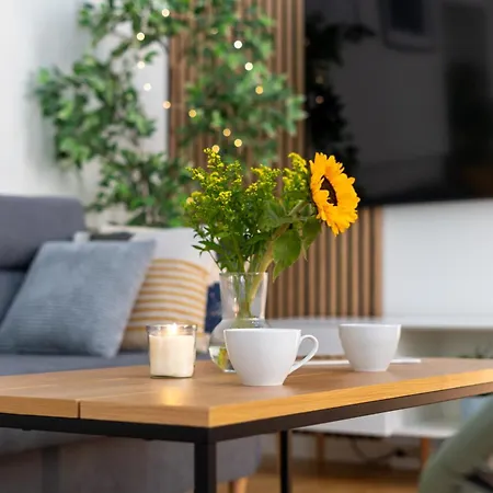 Old Town Luxe Retreat - King Bed - Steps To Main Square