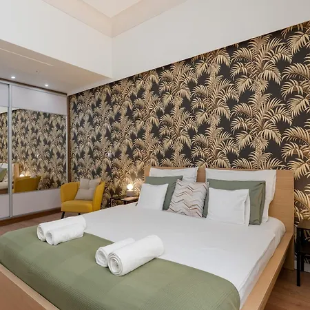 Old Town Luxe Retreat - King Bed - Steps To Main Square