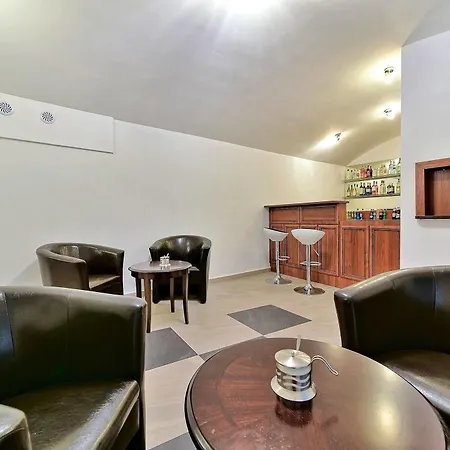 Old Town Luxe Retreat - King Bed - Steps To Main Square Apartmán