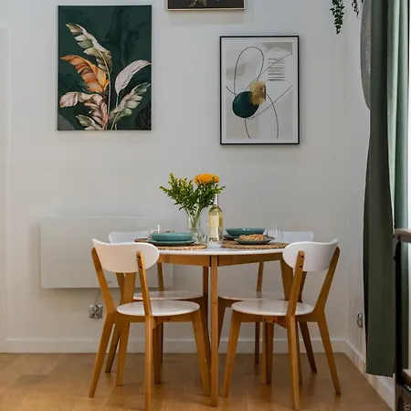 Old Town Luxe Retreat - King Bed - Steps To Main Square