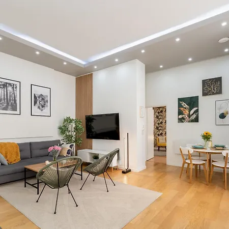 Old Town Luxe Retreat - King Bed - Steps To Main Square Apartment *