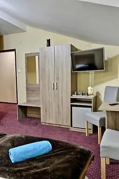 Old Town Luxe Retreat - King Bed - Steps To Main Square Apartament