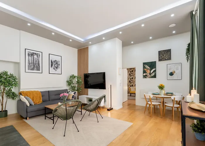 Old Town Luxe Retreat - King Bed - Steps To Main Square Apartment *