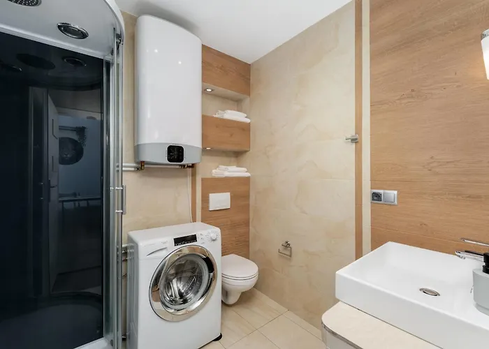 Old Town Luxe Retreat - King Bed - Steps To Main Square *