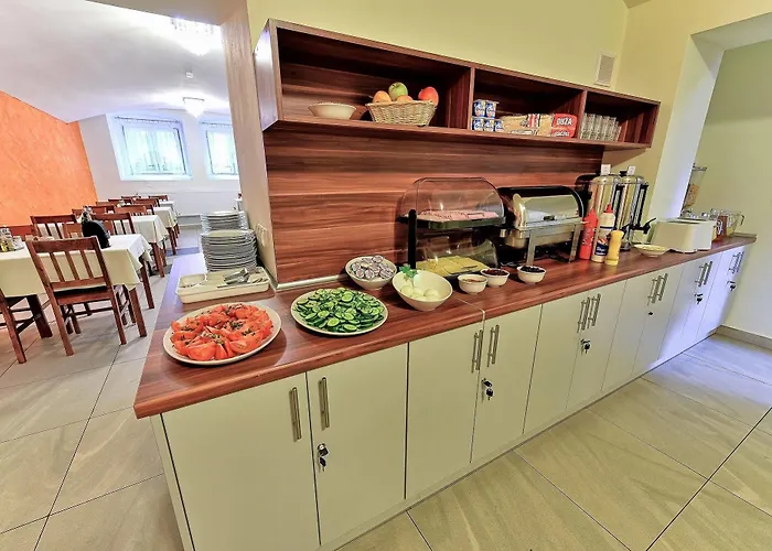 Old Town Luxe Retreat - King Bed - Steps To Main Square Apartment