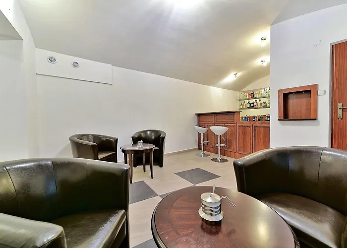 Old Town Luxe Retreat - King Bed - Steps To Main Square Apartment