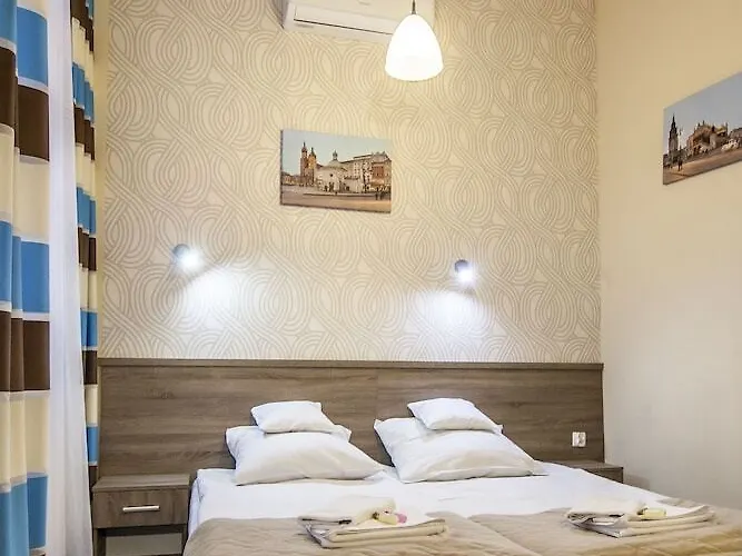 Old Town Luxe Retreat - King Bed - Steps To Main Square Krakau